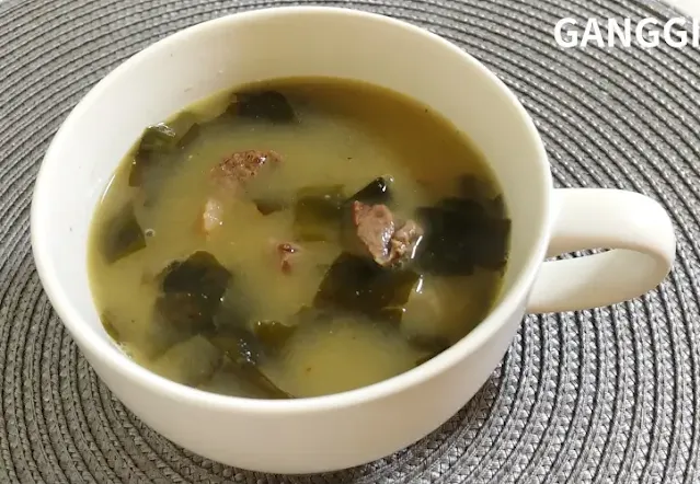 손잡이가-달린-오목한-그릇에-담긴-미역국-한-그릇-사진