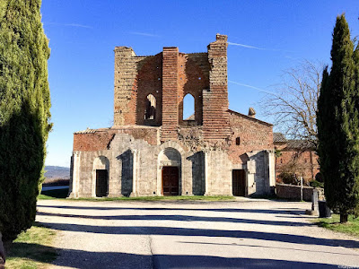 San Galgano Spada nella Roccia medioevo Viaggi d'Arte Italia Toscana Siena Architettura gotica Abbazia senza tetto copertura