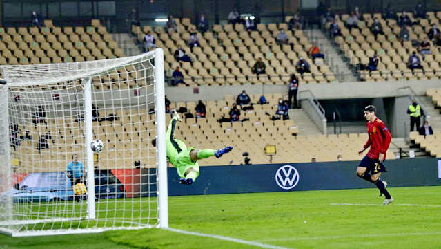 Manuel Neuer no llega al cabezazo de Rodri tras el córner sacado por Fabián Ruiz. Morata sigue la jugada por si acaso. SELECCIÓN DE ESPAÑA 6 SELECCIÓN DE ALEMANIA 0. 17/11/2020. Liga de Naciones de la UEFA, 2ª edición, Grupo IV, jornada 6. Sevilla, España, estadio Olímpico de La Cartuja.