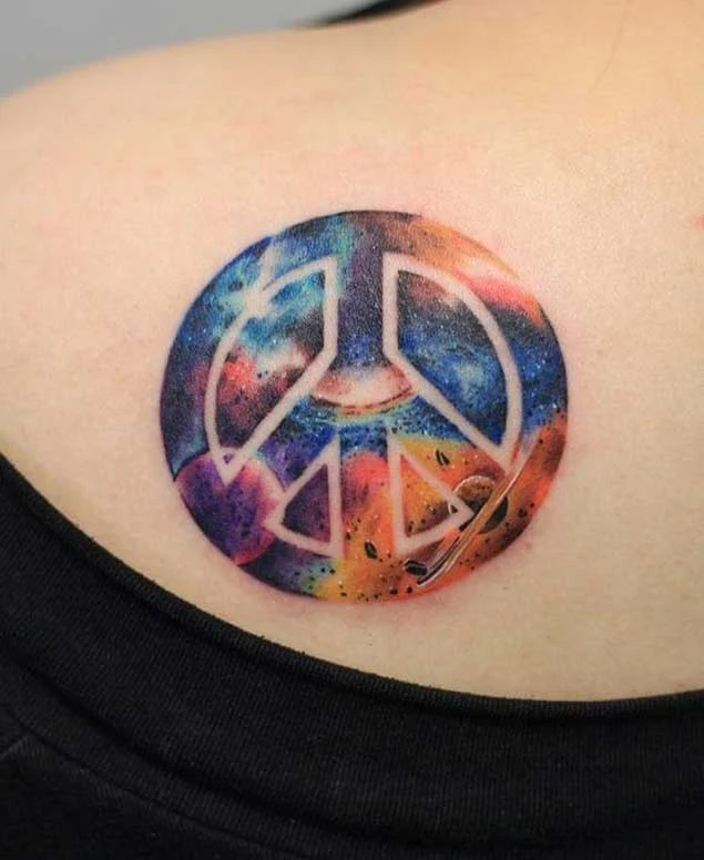 tatuaje del signo de la paz y el espacio