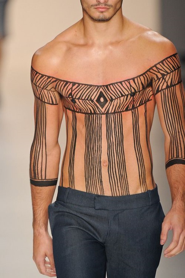 Uma série de linha que faz com que pareça que este modelo está vestindo uma shoulderless blusa é processado neste confuso tatuagem.