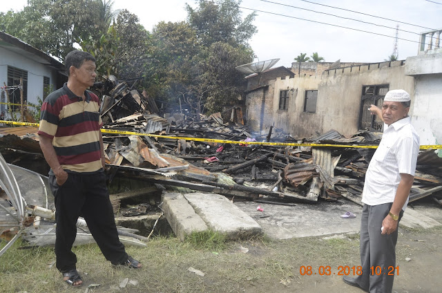 Warga menunjukkan lokasi rumah yang ludes terbakar.