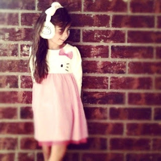 Gambar anak perempuan pakai baju dress hello kitty warna pink