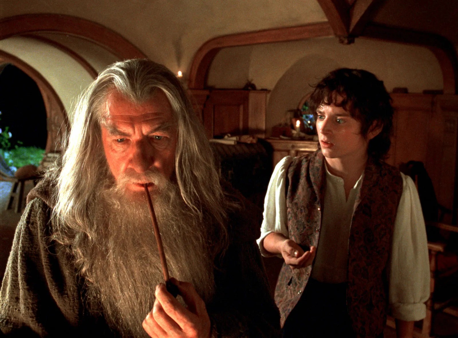 O Senhor dos Anéis - A Sociedade do Anel - Yavanna e .Dúnadan No livro,  enquanto o Gandalf se aproximava de Minas Tirith, os faróis já estavam  acesos. Gondor já havia mandado