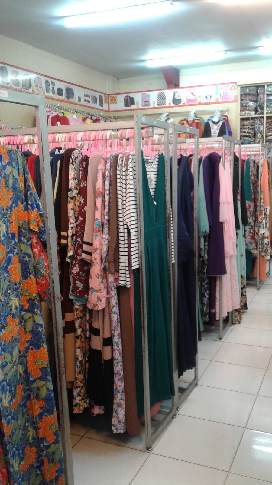  Contoh  Display Gamis Dengan Rak  Gantung 