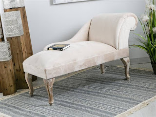taburete divan tapizado en crema estilo clasico