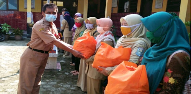 [Terharu] Guru PNS di PURBALINGGA : Iuran Membeli Paket Sembako untuk Guru Honorer (GTT) dan Penjaga Sekolah Gambar : Pembagian sembako dari Guru PNS untuk Guru GTT/rmol.id