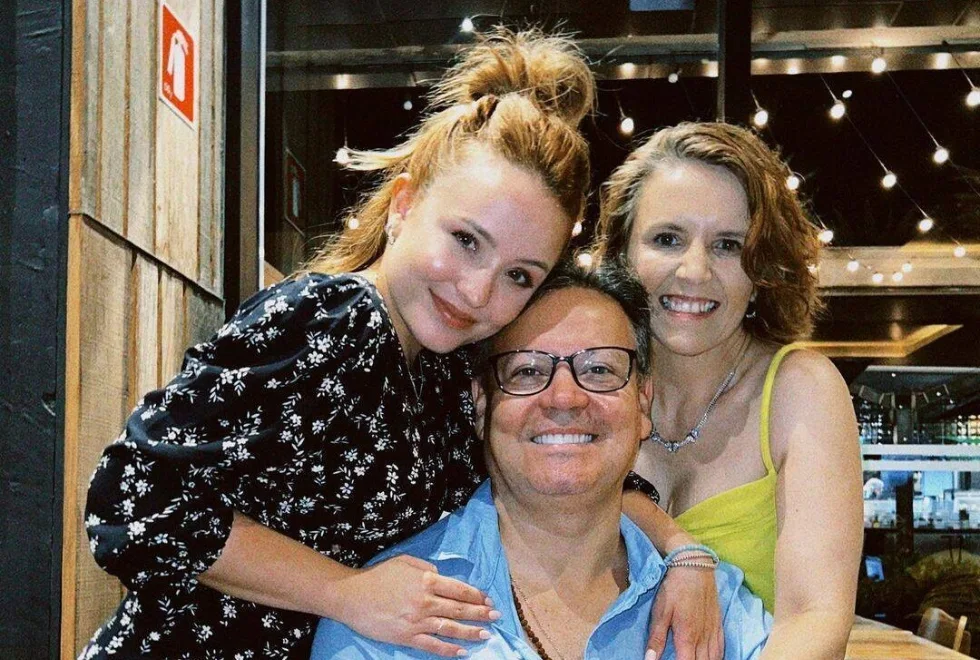 Larissa Manoela e os pais