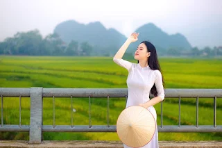 Á khôi Sinh viên Việt Nam khoe nét xuân thì bên cánh đồng lúa