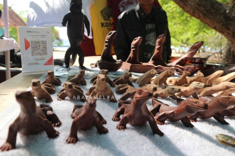 pedagang souvenir di Pulau Komodo