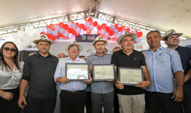 João Azevêdo inaugura estrada de Ramada e autoriza construção de ginásio em São Francisco