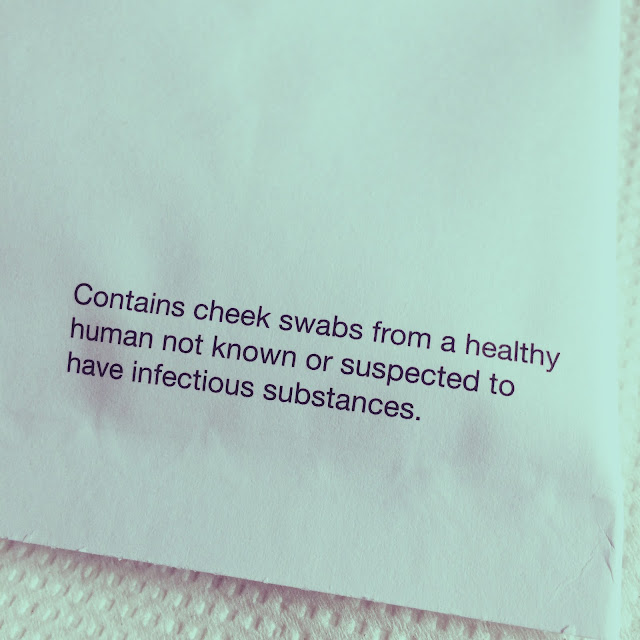 Tekst 'Contains cheek swabs from a healthy human not known or suspected to have infectious substances' op envelop