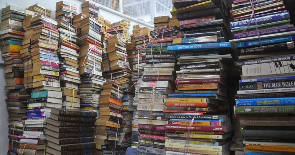 Tetamu Istimewa Kedai Buku Terpakai  yang Menjual Buku 