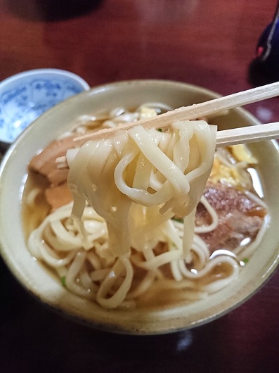 まるの家そばの麺の写真