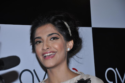 sonam kapoor at ave 29 art opening. actress pics