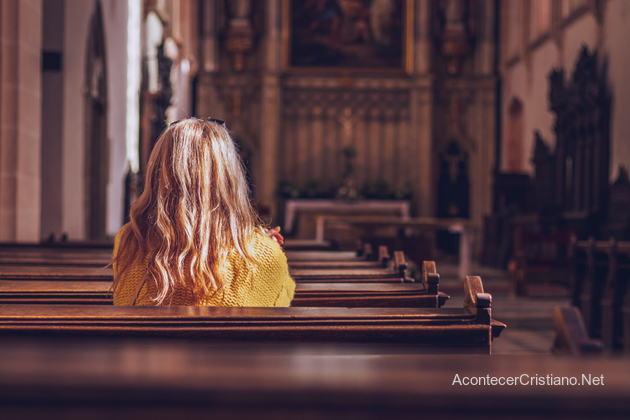 Mujer sola en iglesia católica