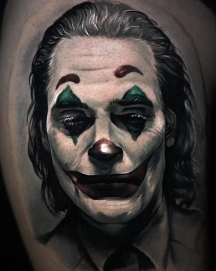 Foto de un tatuaje de  Joaquin Phoenix caracterizado como el Joker