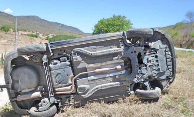 Carro do Detran capota na BR-232 no Agreste de Pernambuco 