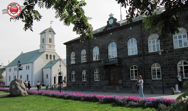 Alþingi y Domkirkja en Austurvöllur (Reykjavík)