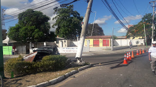 http://vnoticia.com.br/noticia/3415-carro-colide-em-poste-no-centro-sao-francisco