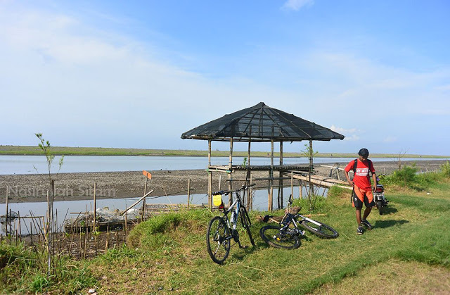 Gubuk Ikonik di Pantai Baros