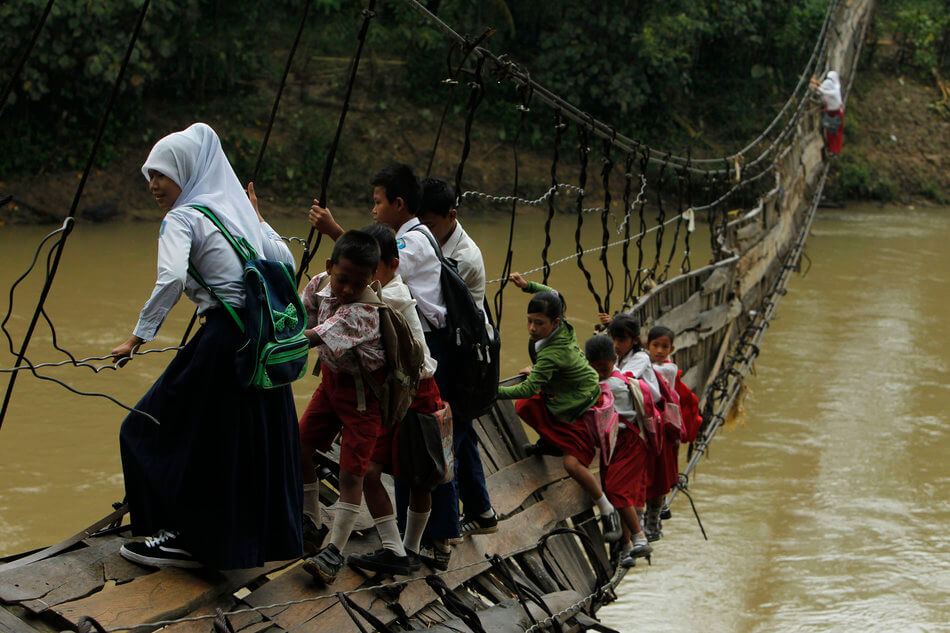 55 Stunning Photographs Of Girls Going To School In Different Countries - Indonesia