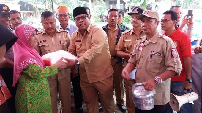 Wabup Suhatri Bur Serahkan Bantuan Korban Kebakaran, Di Nagari III Koto Aur Malintang Selatan