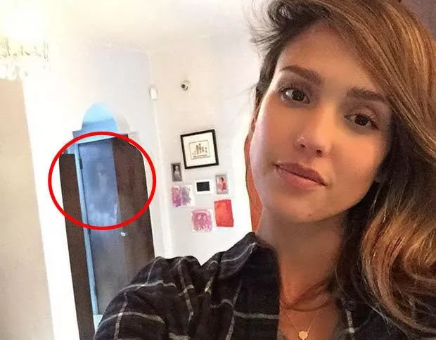 The ghost of a woman with dark eyes is narcissistic in the selfie photo of American actress Jessica Alba
