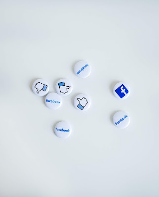 Chapas con logos de Facebook y símbolos de like