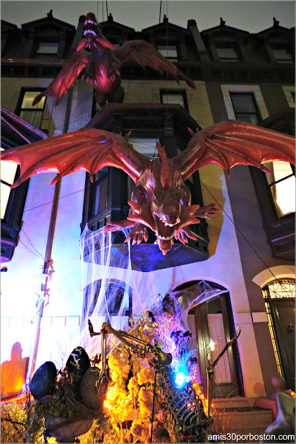 Decoraciones de Dragones por Halloween en Back Bay, Boston
