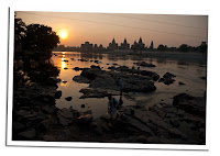 Puesta de sol y rio a su paso por Orchha