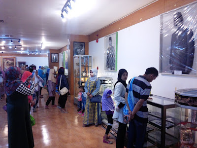 Pengunjung yang mengunjungi Perpustakaan Proklamator Blitar