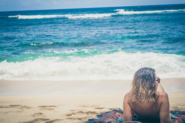 jeune femmme allongée sur la plage