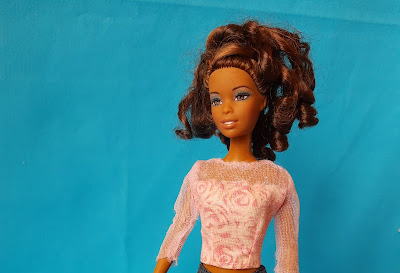 Boneca amiga da Barbie afro descendente de cabelos encaracolados - uma das mãos mordida R$ 40,00