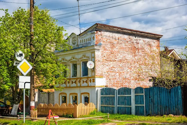 Старый двухэтажный, кирпичный дом