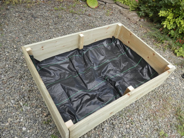 How to Fill a Raised Bed using the Lasagna Method. secondhandsusie.blogspot.co.uk