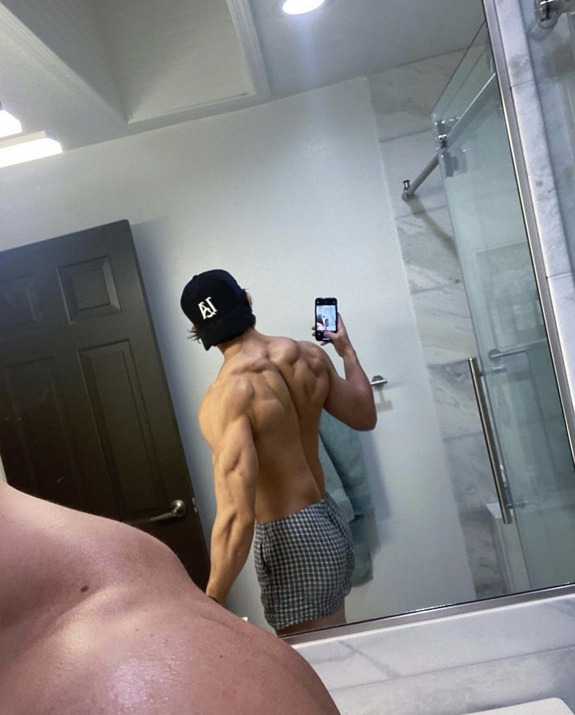 hot-shirtless-muscle-hunk-gabe-deutsch-strong-back-selfie