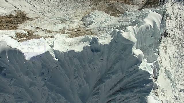 esplendor de la cima del Nevado Alpamayo vista desde un drone
