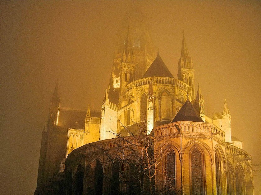 BA catedral de Bayeux, Normandia, na bruma