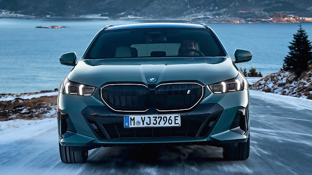 2025 BMW i5 Touring Debuts With 593 Horsepower