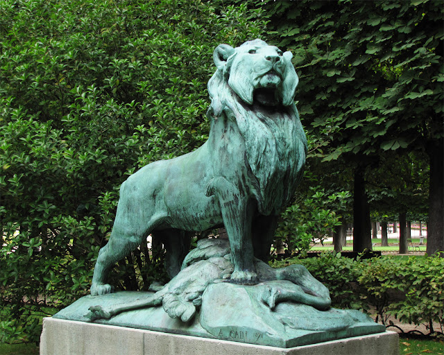 Le lion de Nubie et sa proie, The Nubian Lion and Its Prey by Auguste Cain, Jardin du Luxembourg, Paris