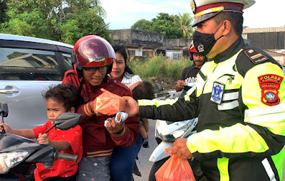 Menjelang Buka Puasa, Polres Karimun Berbagi Takjil dan Masker di Jalan Raya