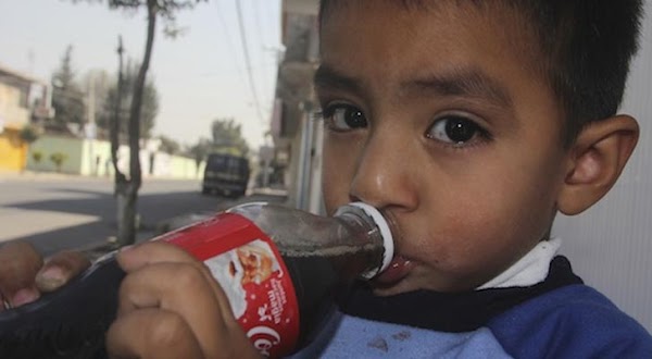 Tras nuevo etiquetado Coca-Cola revela que su refresco SIN AZUCAR contiene químico dañino.