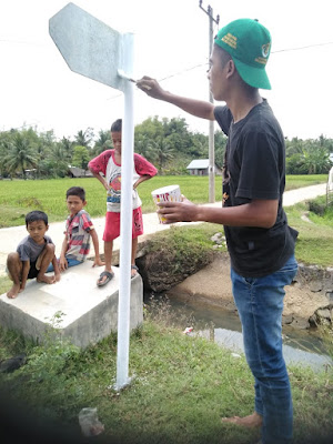 Pembuatan Papan Lorong Gampong Reuleut Barat Oleh Mahasiswa KKN Unimal