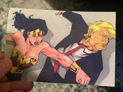Ansichtkaart met afbeelding van Wonder Woman die trum een lel geeft