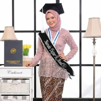 Gambar model hijab wisuda wajah bulat terbaru