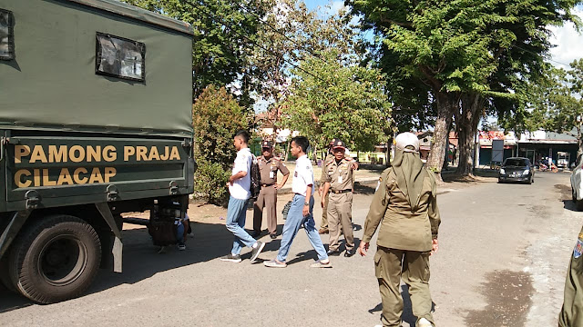 Satpol PP Cilacap Bina 9 Pelajar Yang Bolos Sekolah