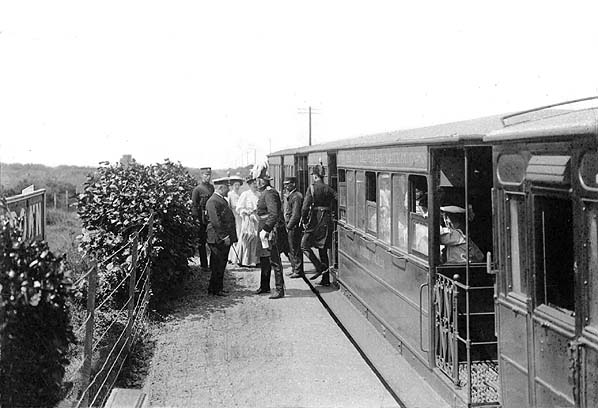 General Franklin disembarks at Browndon Halt