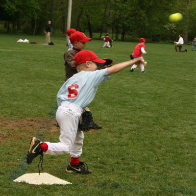 Niño categorìa infantil lanzando pelota de bèisbol