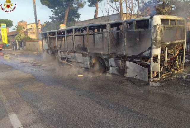 Bus in fiamme a Roma: pompieri in via Tuscolana